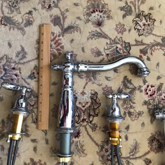 Delta Kitchen Faucet - Picture 5 of 9